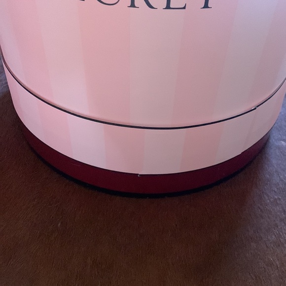 Victoria’s Secret slipper bin display - Picture 10 of 15